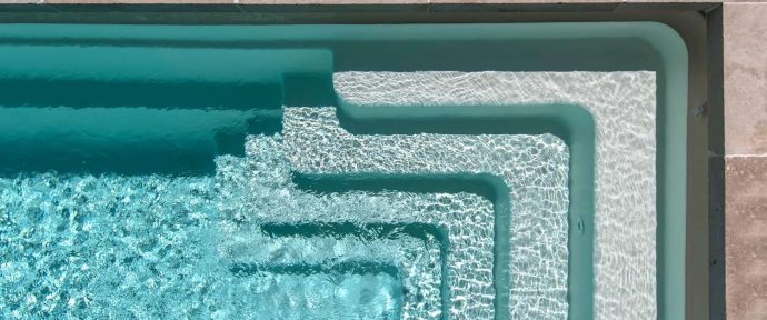 Rendu du gel coat Piscines Ibiza en eau