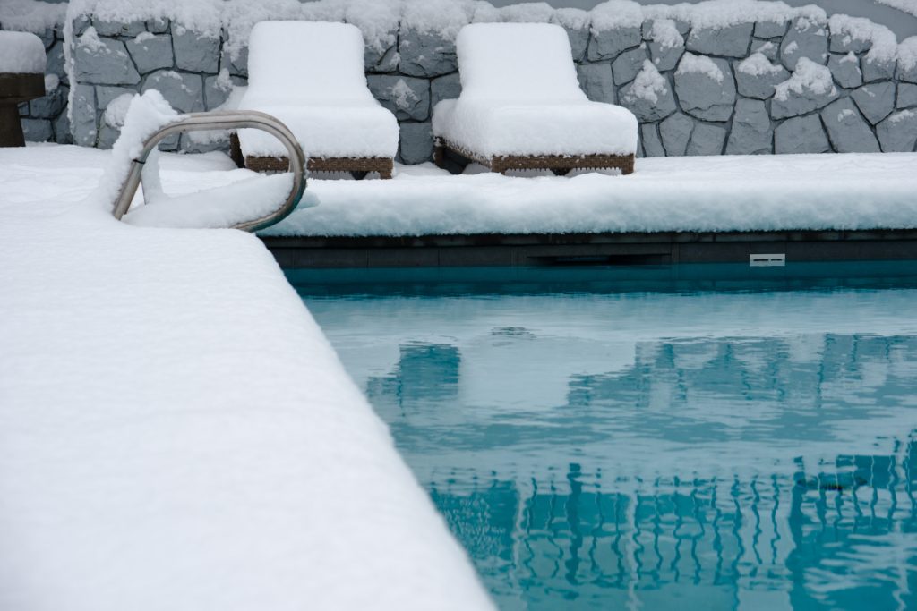 Piscine en hiver recouverte de neige