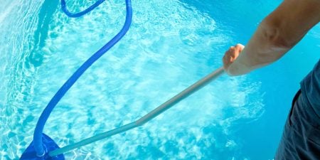 Comment nettoyer le fond de sa piscine sans aspirateur ?