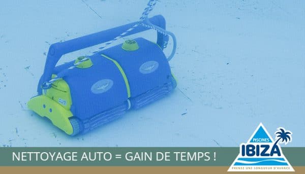 Robot nettoyeur autonome au fond d’une piscine coque polyester