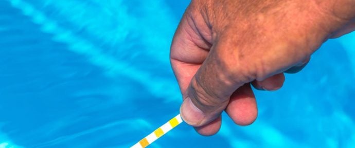 Test de l'eau d'une piscine bandelette pH
