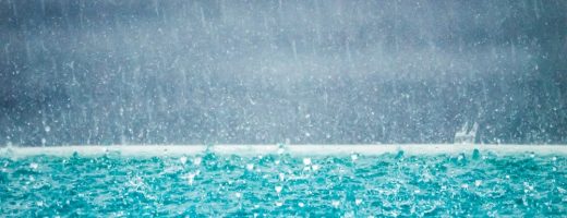 Pluie, vent, gel, neige, grêle, canicule… Comment protéger sa piscine des intempéries ?