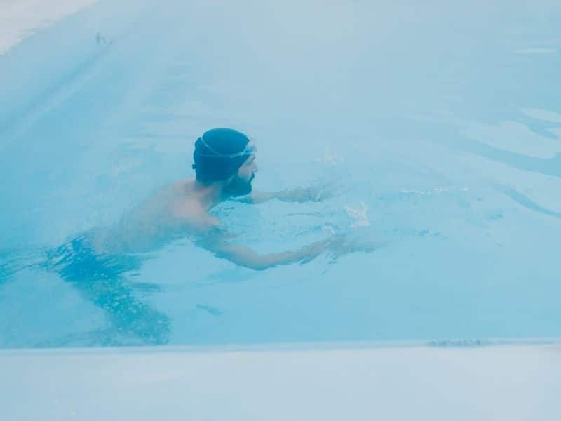 nageur piscine exterieure chauffee hiver