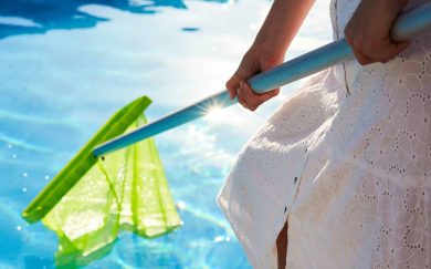 Absence prolongée : Comment entretenir sa piscine pendant les vacances ?