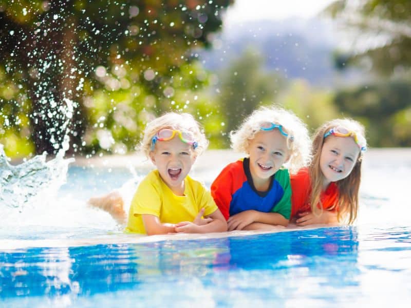 enfants piscine avec plage immergee