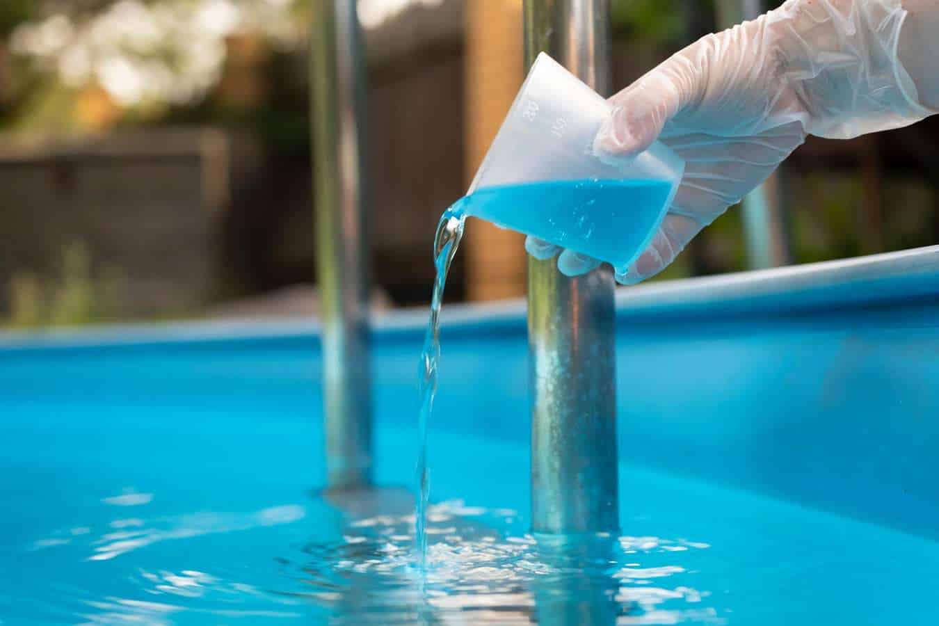 Traiter l'eau de sa piscine avec un algicide