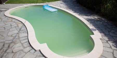 Comment rattraper une eau de piscine verte rapidement ?