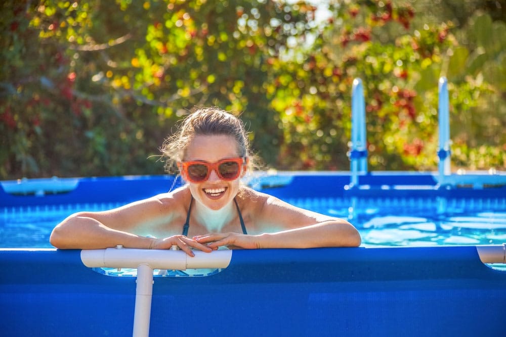 Jeune femme dans une piscine hors sol