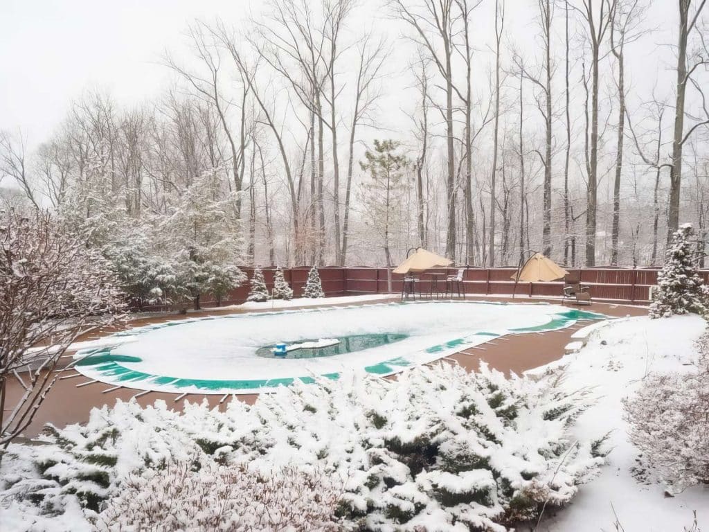 Couverture de piscine en hiver : comment enlever la neige ?