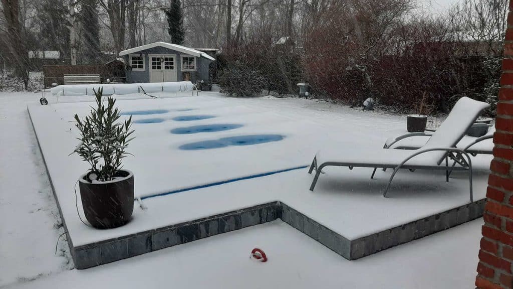 Comment enlever la neige sur une bâche de piscine ?