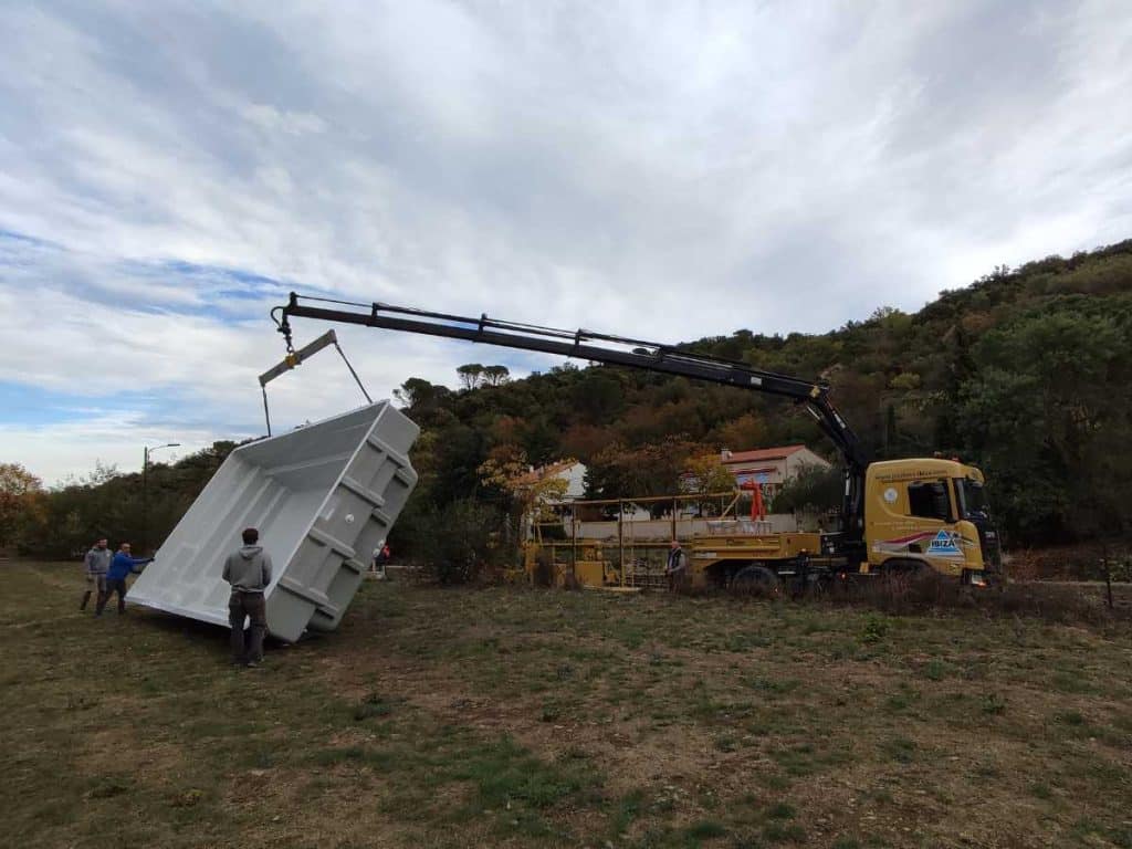 Livraison de bassin sur chantier piscine coque