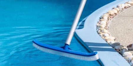 Enlever le calcaire sur une coque de piscine : astuces et méthodes