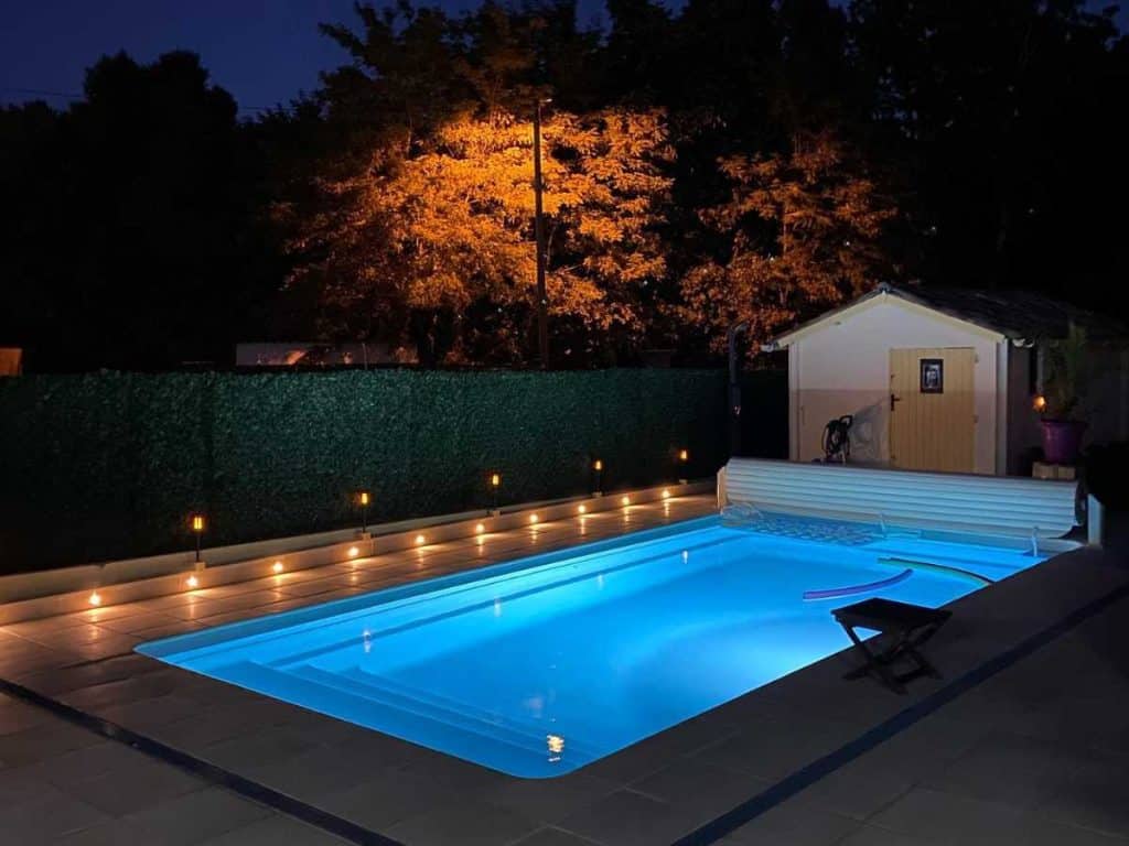 Piscine coque Piscines Ibiza de nuit en automne