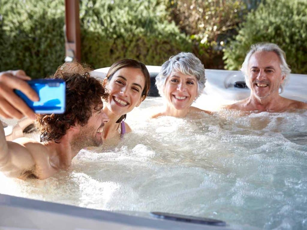 Spa d'extérieur avec famille de 4 personnes