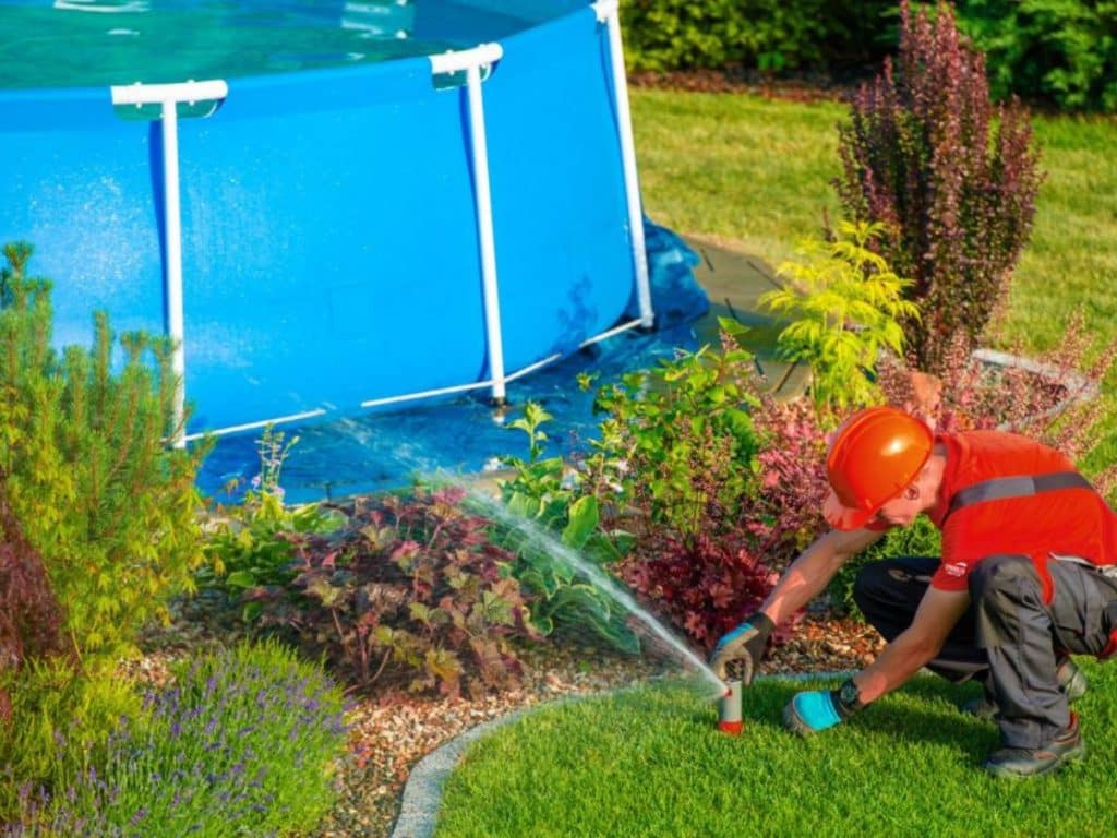 Arroser son jardin avec de l'eau de piscine