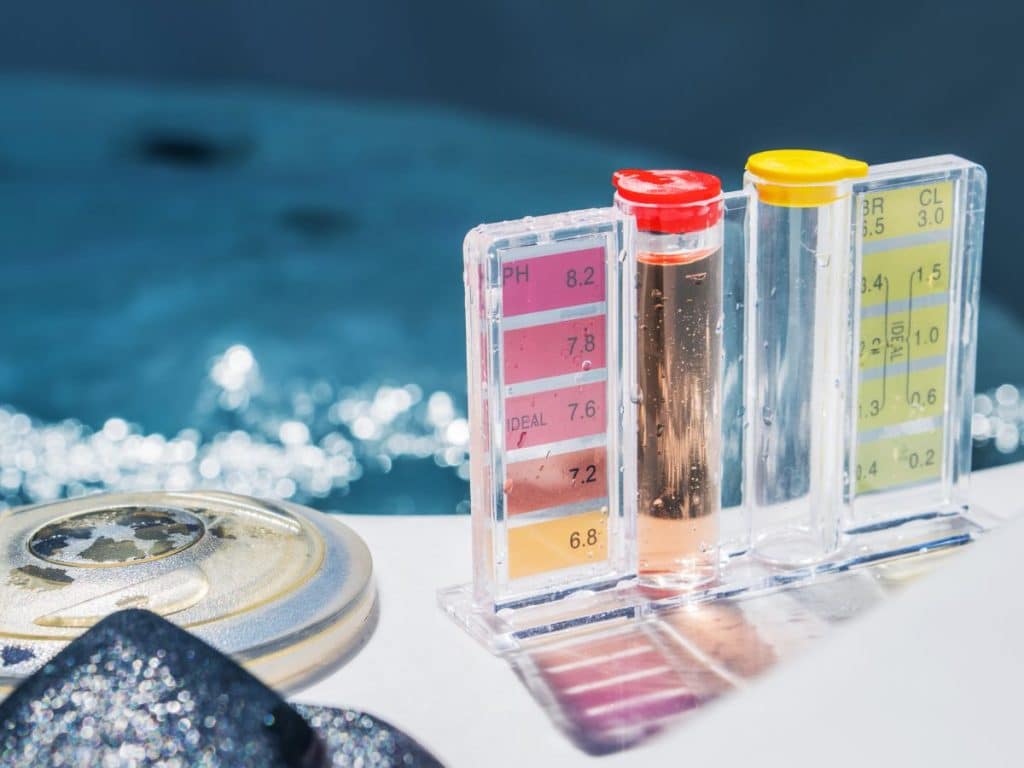 Kit pour analyser l'équilibre de l'eau d'une piscine en été