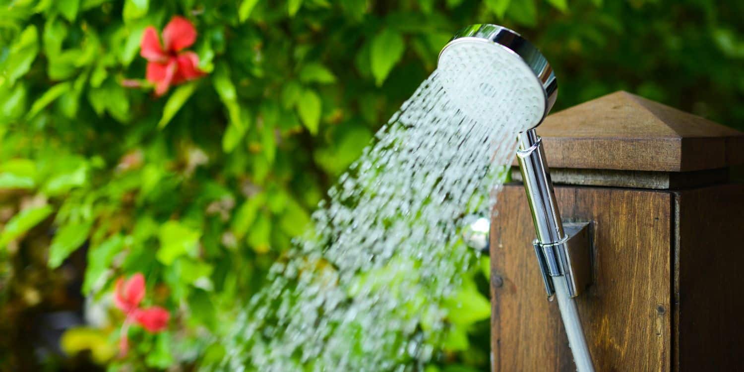 Quel modèle de douche solaire de piscine choisir ? Piscines