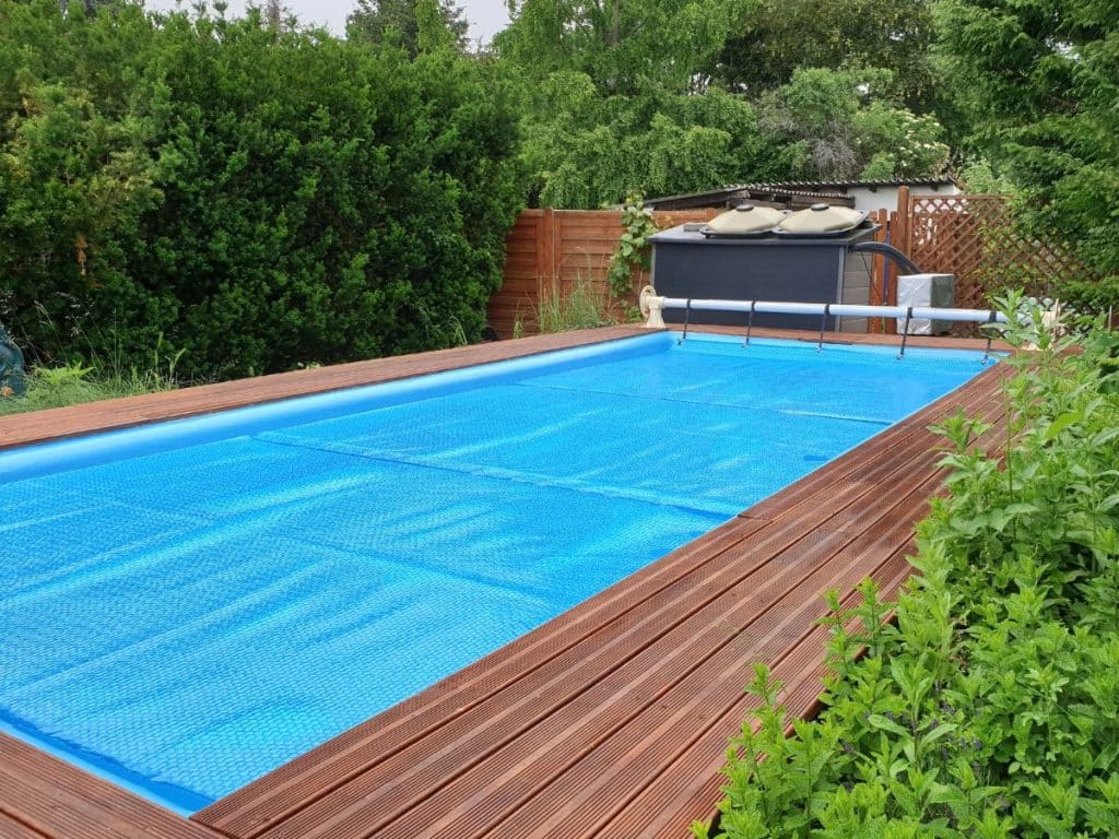 Piscine couverte avec une bâche à bulles
