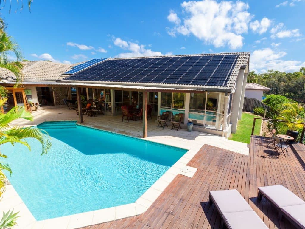Piscine avec panneaux solaires photovoltaïques