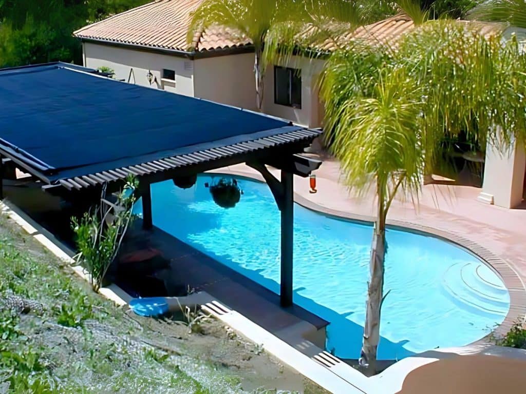 Piscine avec panneaux solaires photovoltaïques