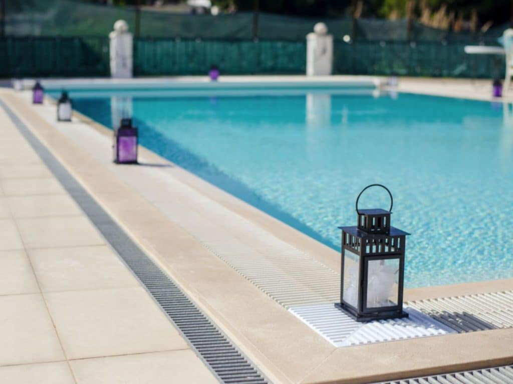 Lanternes décoratives autour d'une piscine