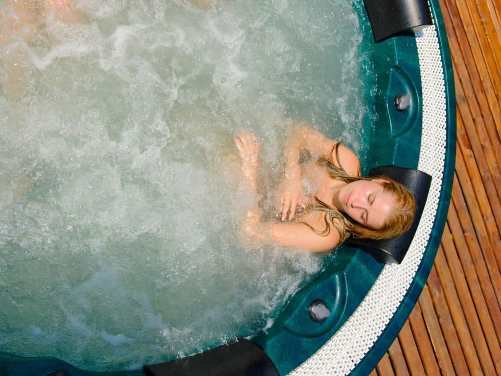 Jeune femme se relaxant dans un spa