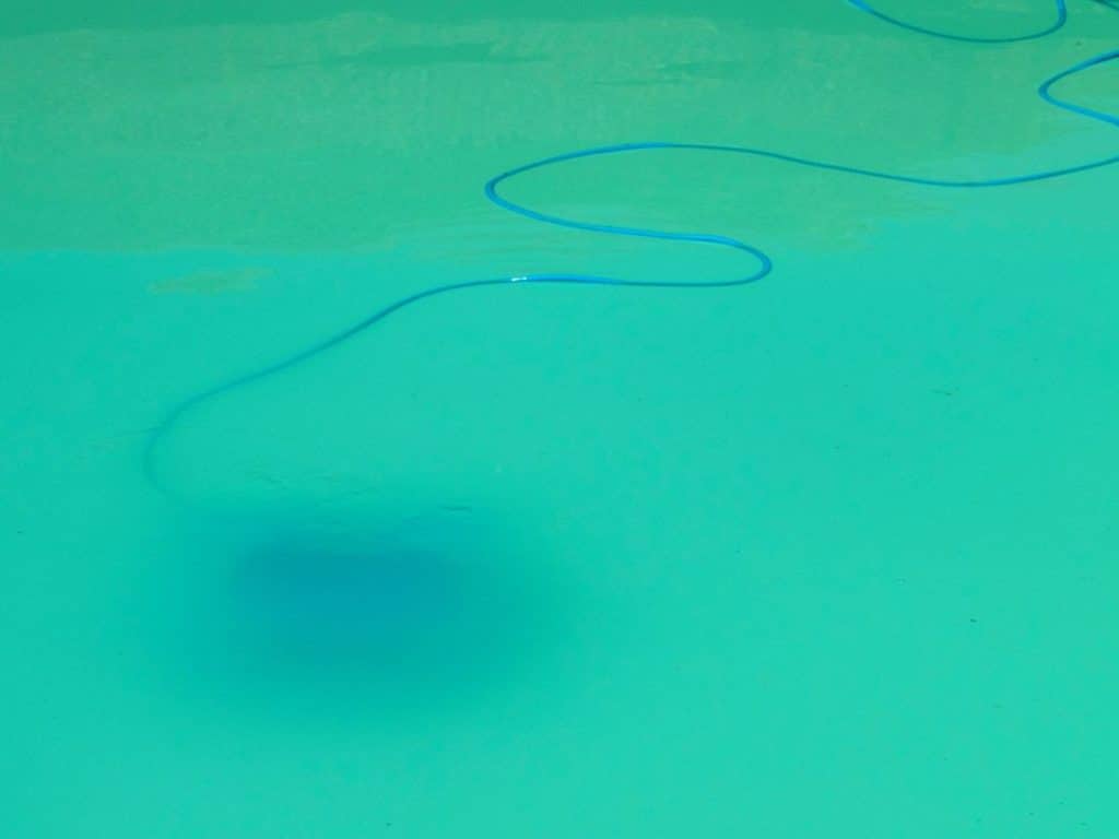 Robot de piscine dans eau de piscine trouble