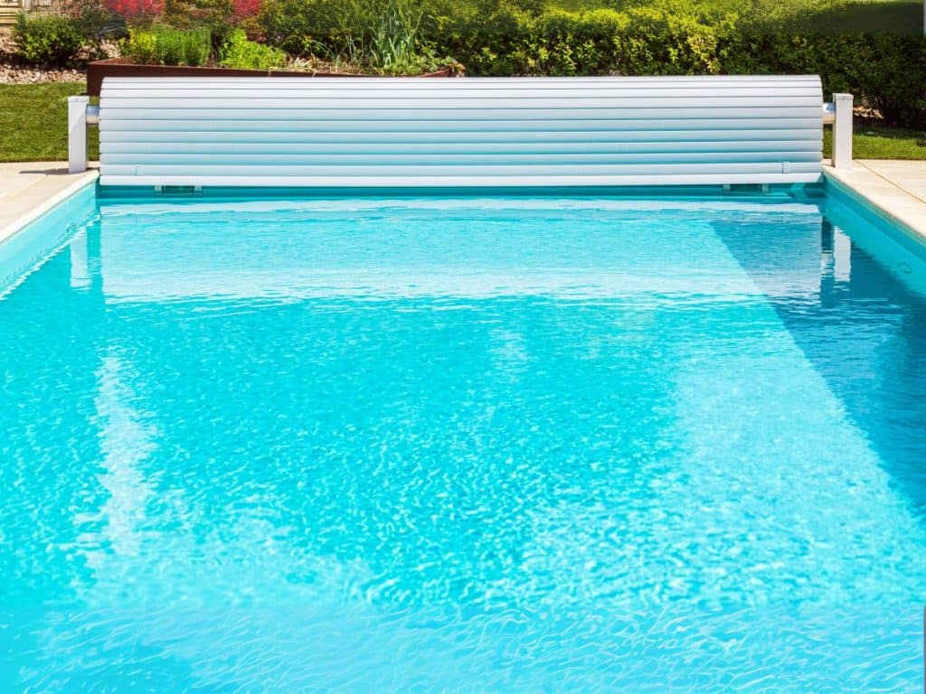 Piscine enterrée avec volet hors sol