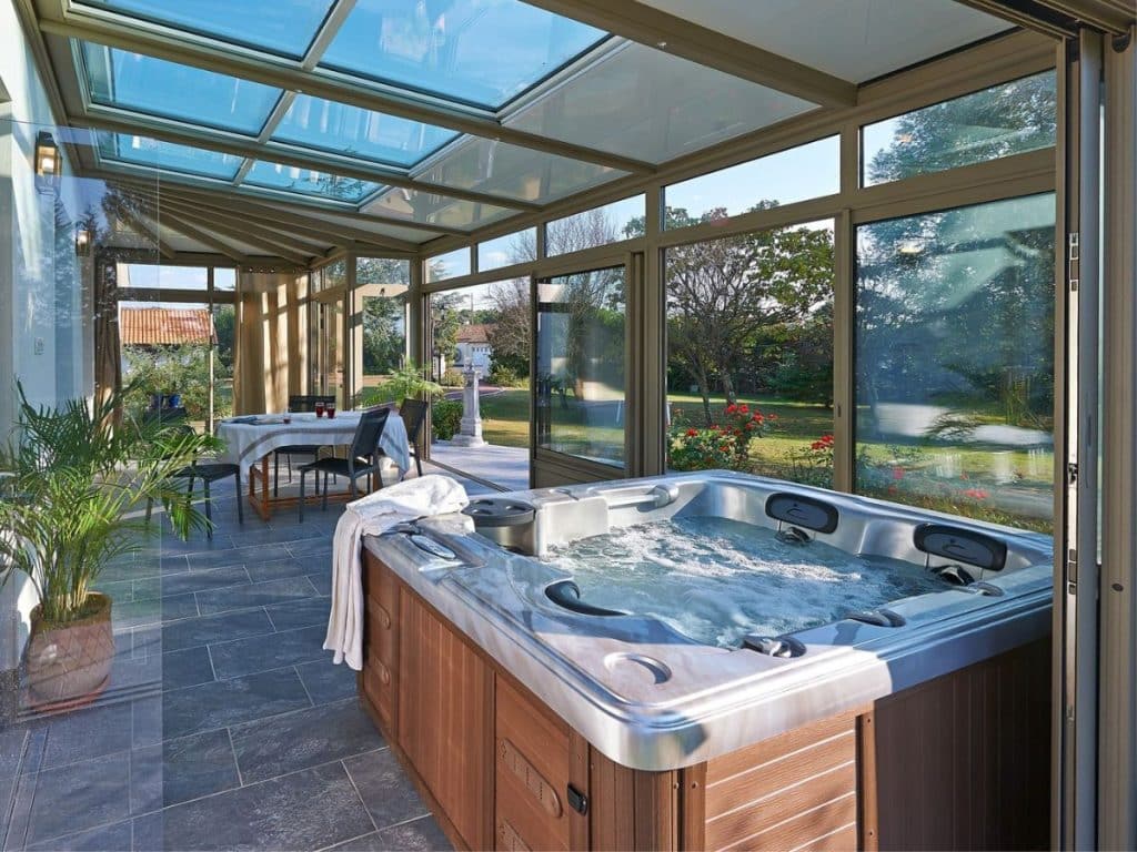 Spa dans une véranda. Spa ou Jacuzzi, même détente