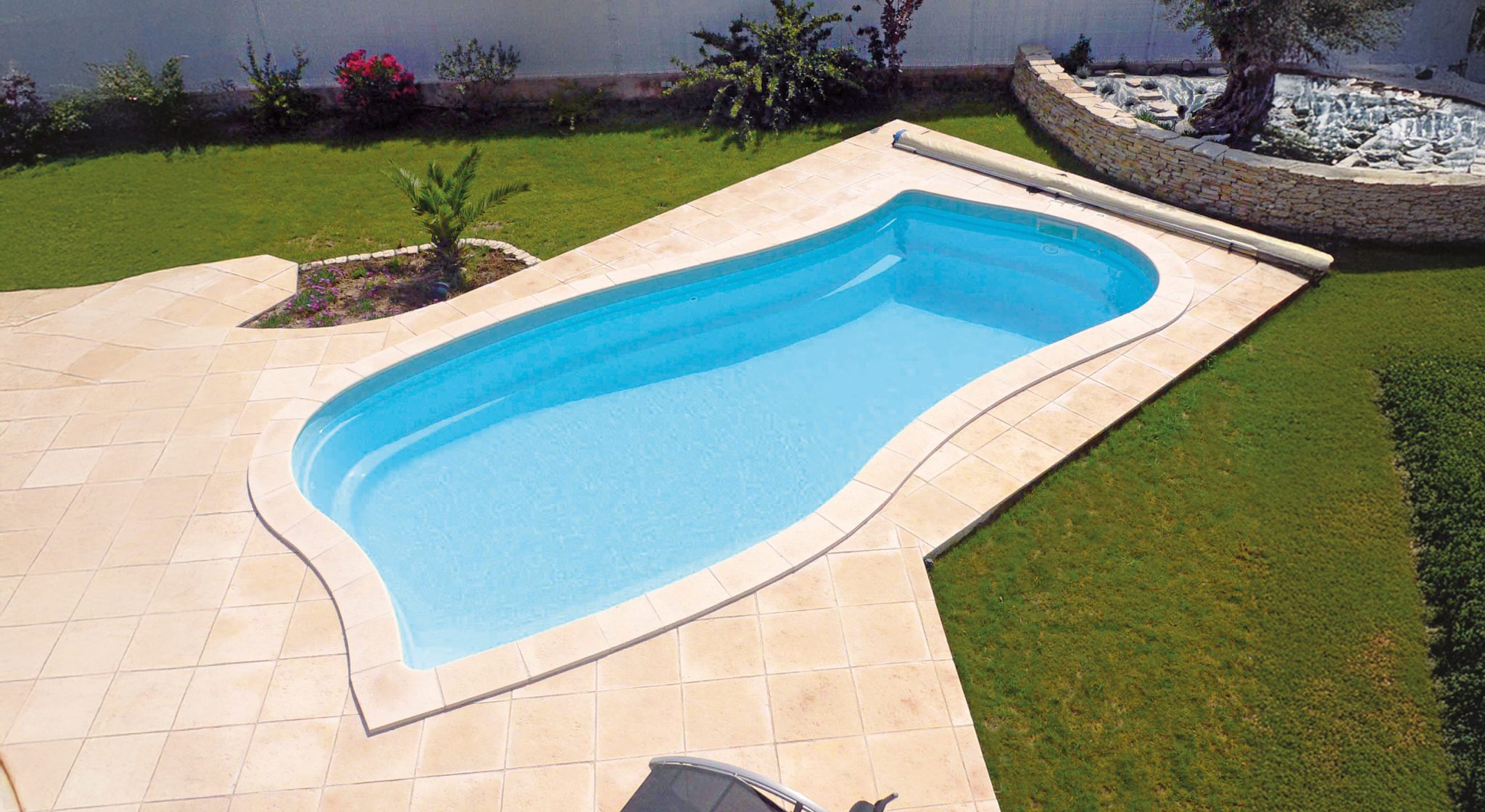 Piscine coque polyester forme libre 8x4 à fond incliné Moorea 2 | Piscines Ibiza