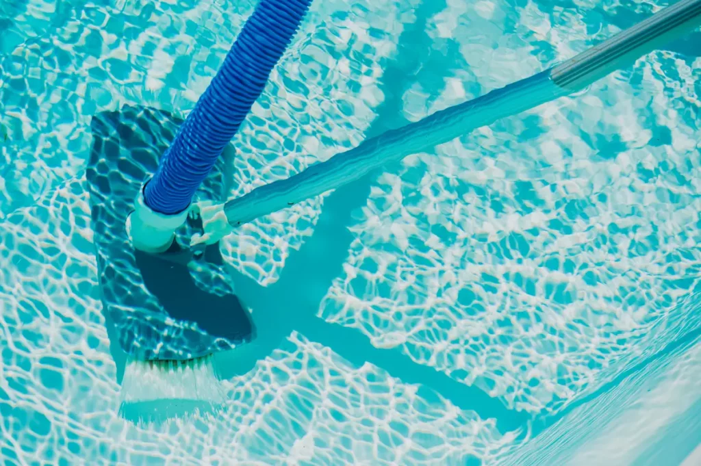 Eau claire et baignade agréable après le traitement anti-calcaire d'une piscine à coque