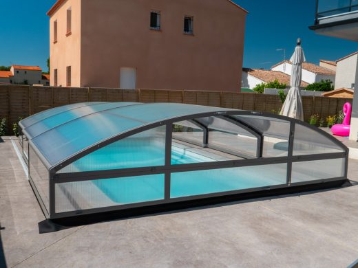 Tour d&#8217;horizon des différents abris de piscine