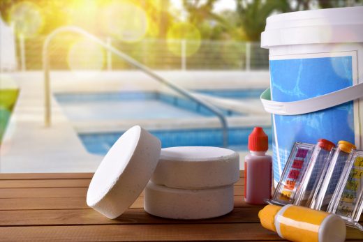 Chlore ou sel pour votre piscine ? Avantages et inconvénients de chaque traitement