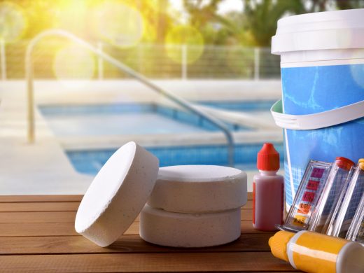 Chlore ou sel pour votre piscine ? Avantages et inconvénients de chaque traitement