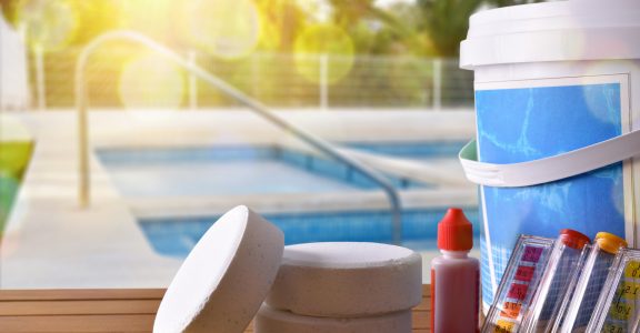 Chlore&#x20;ou&#x20;sel&#x20;pour&#x20;votre&#x20;piscine&#x20;&#x3F;&#x20;Avantages&#x20;et&#x20;inconv&#x00E9;nients&#x20;de&#x20;chaque&#x20;traitement