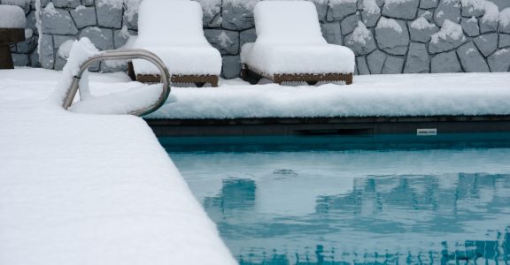 Les&#x20;&#x00E9;tapes&#x20;pour&#x20;r&#x00E9;ussir&#x20;la&#x20;mise&#x20;en&#x20;hivernage&#x20;de&#x20;sa&#x20;piscine