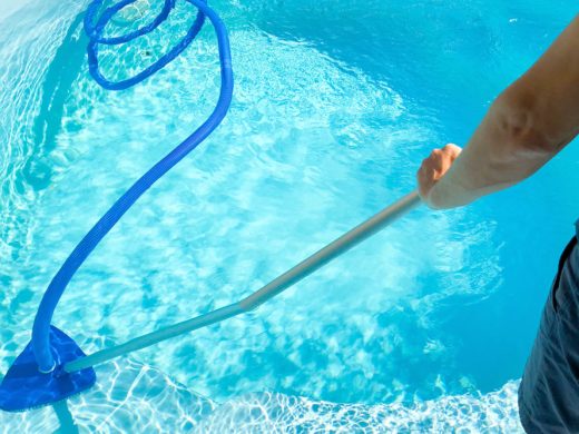 Comment nettoyer le fond de sa piscine sans aspirateur ?