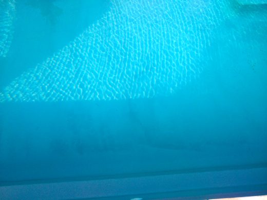 Comment enlever les taches sur une piscine coque ?
