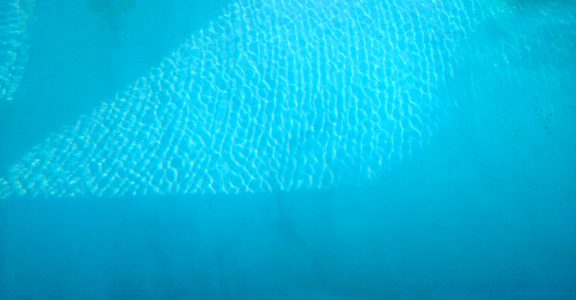 Comment&#x20;enlever&#x20;les&#x20;taches&#x20;sur&#x20;une&#x20;piscine&#x20;coque&#x20;&#x3F;