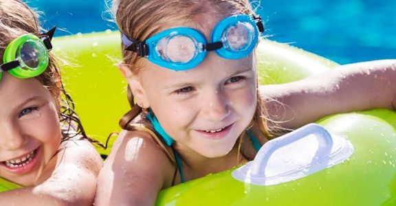 Id&#x00E9;es&#x20;de&#x20;jeux&#x20;de&#x20;piscine&#x20;pour&#x20;enfants,&#x20;ados,&#x20;adultes