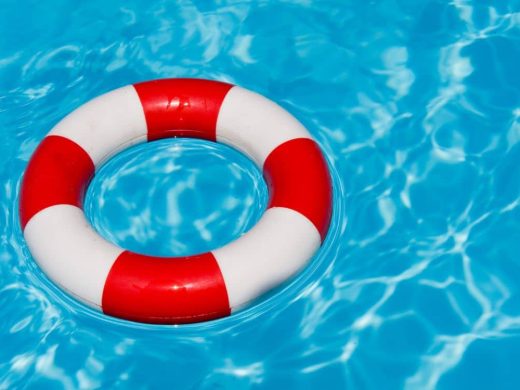 Bouée de sauvetage dans une piscine