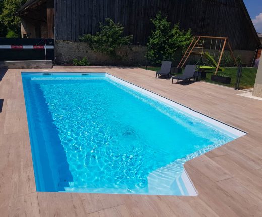Réalisation Piscine Coque en Suisse par Oberson Piscines Ibiza