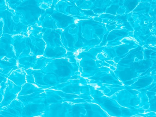 Eau de piscine propre et cristalline