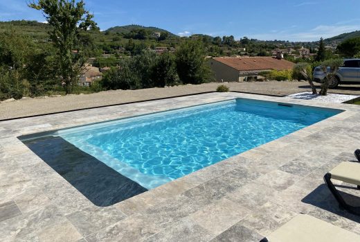 Piscine coque avec plage immergé en grès cérame Arizona