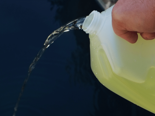 Utiliser de l’eau de javel pour sa piscine : une fausse bonne idée