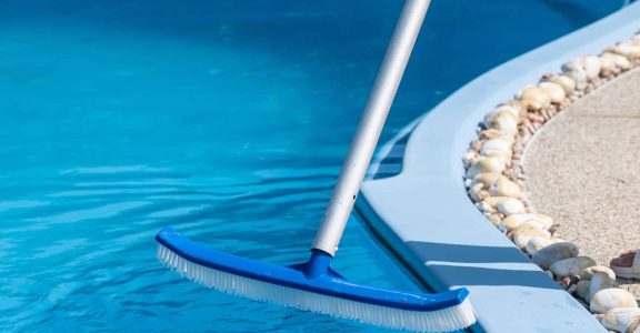 Enlever&#x20;le&#x20;calcaire&#x20;sur&#x20;une&#x20;coque&#x20;de&#x20;piscine&#x20;&#x3A;&#x20;astuces&#x20;et&#x20;m&#x00E9;thodes