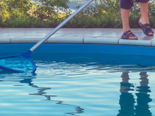 Nettoyage piscine avec épuisette