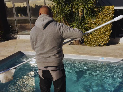 Nettoyage piscine avec épuisette