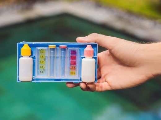 Analyser et traiter l'eau de sa piscine au printemps