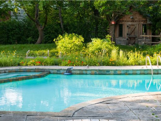 Piscine dans un jardin arboré